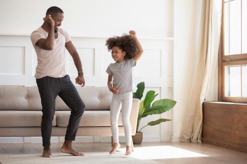 Un père et sa fille dansent