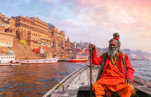 Man op boot in India