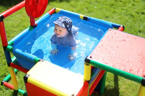 Kind in klimrek met zwembad