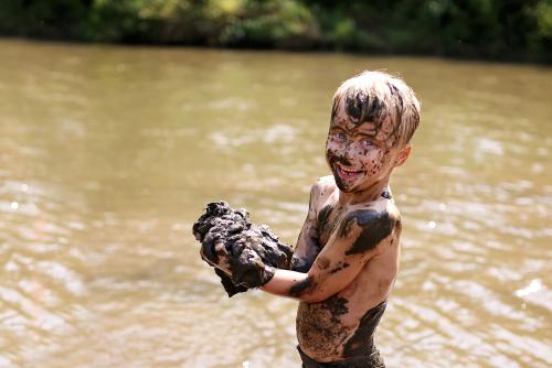 Jonge vol met modder bij een vijver