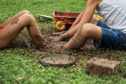 Enfants jouant dans la boue