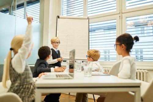 Kinder bei einem Meeting