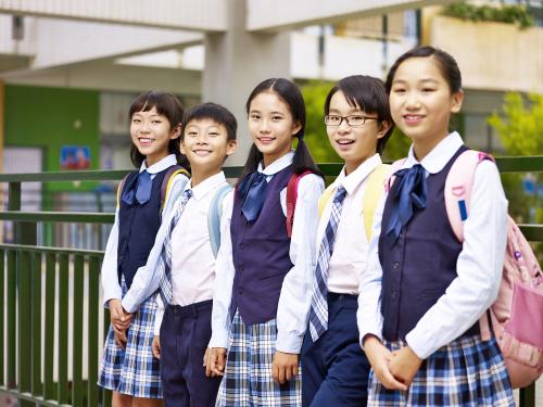 Lachende Aziatische scholieren