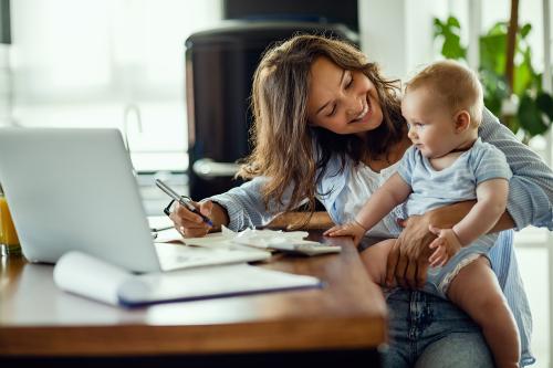 Multitaskende moeder