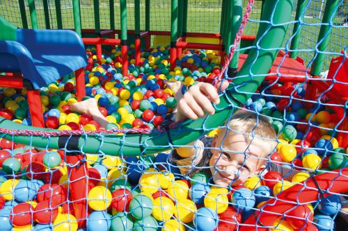 Kinderen in het ballenbad van QUADRO