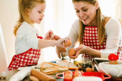 Kind helpt bij het koken