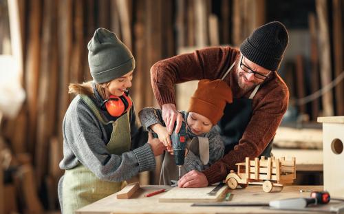 Des parents et un enfant en train de bricoler