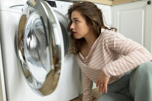 Vrouw voor wasmachine