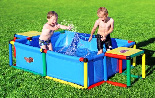 Des garçons se défoulent dans la piscine