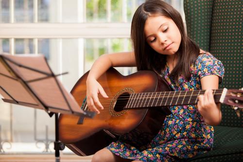 Mädchen spielt Gitarre