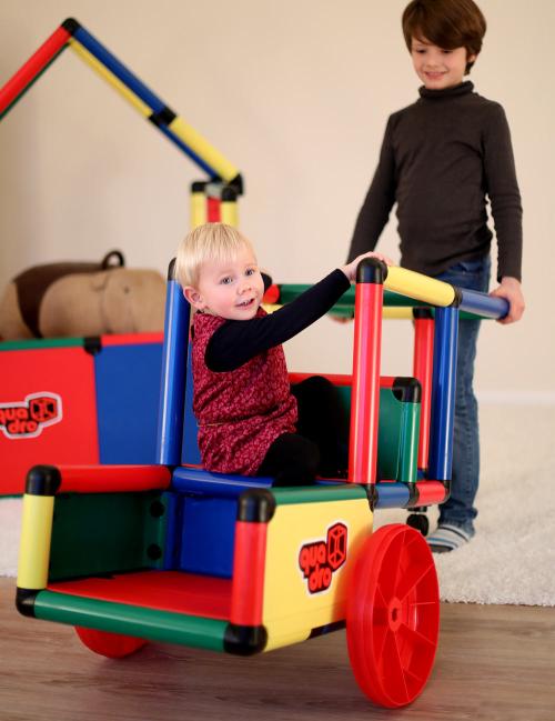 Kinder spielen mit QUADRO Fahrzeug