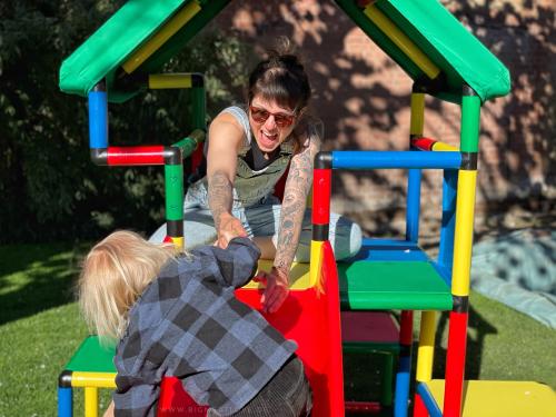 Une femme et son enfant sur une structure QUADRO