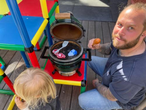 Vader met zoon aan het “barbecueën”