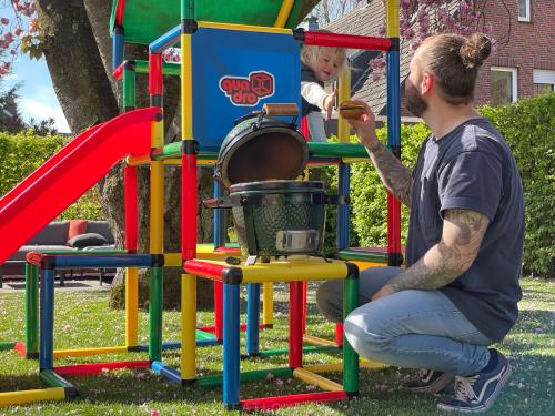 Un père et son fils jouent au barbecue