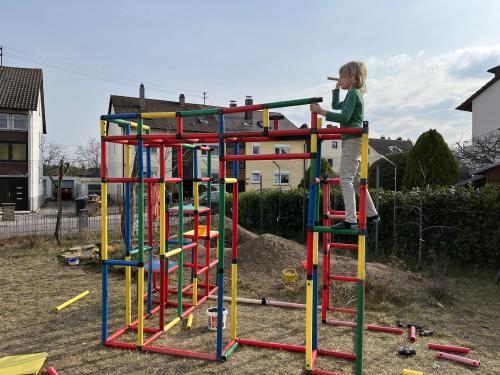 Un enfant en train de construire