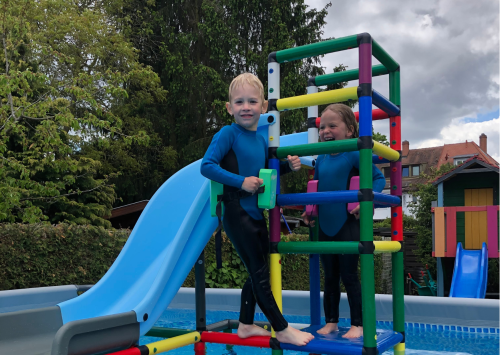 Kinderen op een waterglijbaan